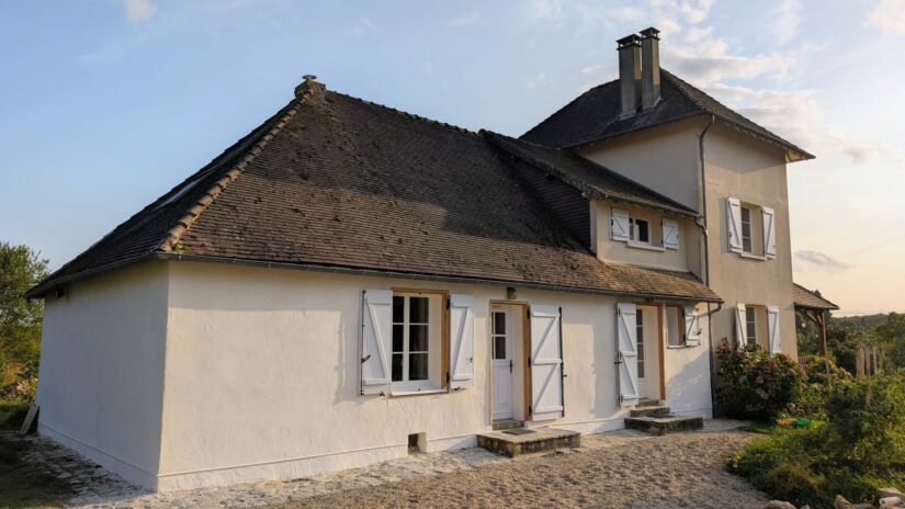 L’isolation par l’extérieur de la partie ancienne de la maison est terminée!