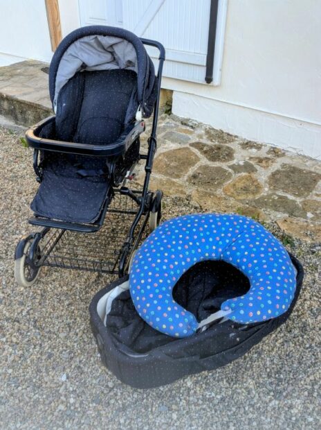 Retour à la maison de la poussette-landau des enfants…